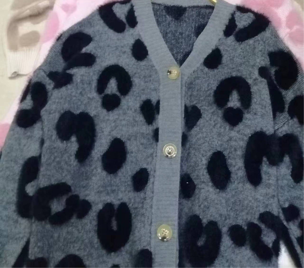 Damen Kuschelige Strickjacke mit herzförmigem Design und Knopfdetail Amawinc