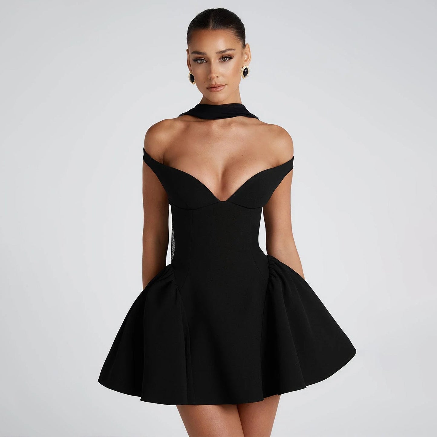 Robe Cocktail Femme Cintrée Épaule Dénudée Col V Dos Ouvert Élégante Amawinc Soirée