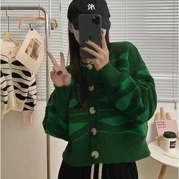 Damen Strickjacke mit einzigartigem Wellenmuster und goldenen Knöpfen Amawinc