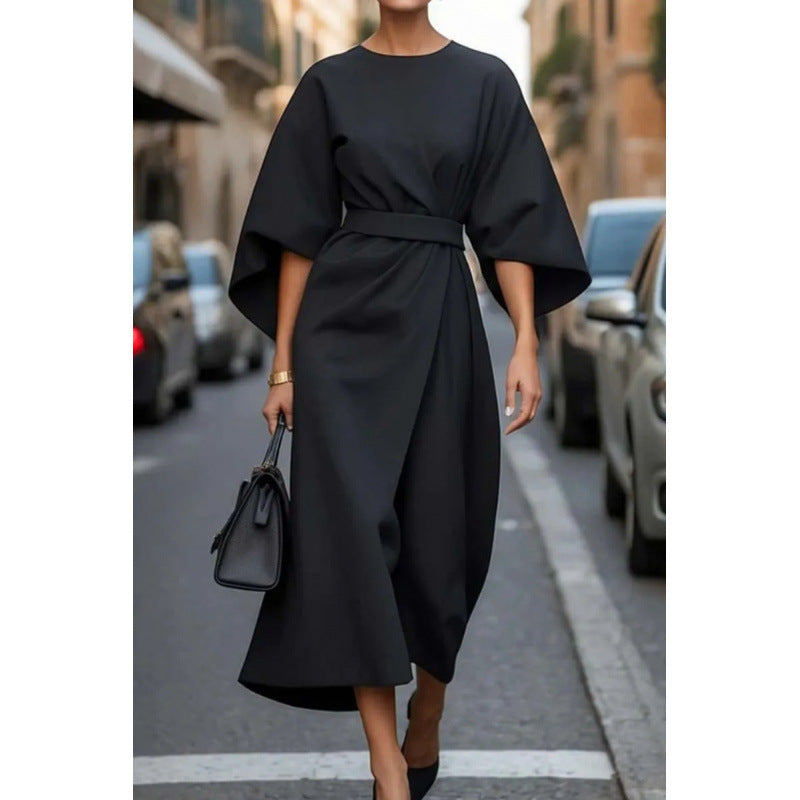 Fledermausärmeliges, lässiges Taillenkleid mit langem Rock von Fudus