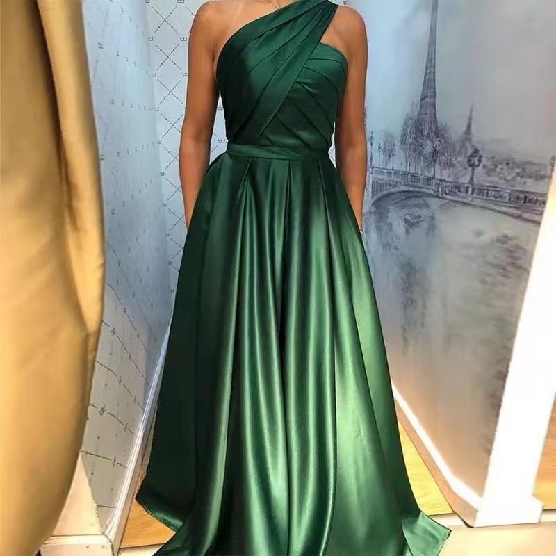 Elegantes, minimalistisches Abendkleid von Fudus mit One-Shoulder-Ausschnitt