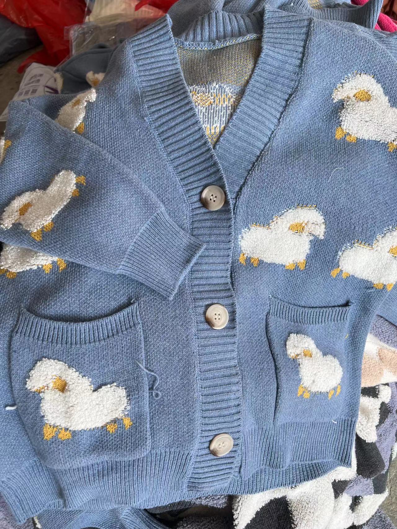 Damen Strickjacke mit verspieltem Schafmotiv und Taschen Amawinc