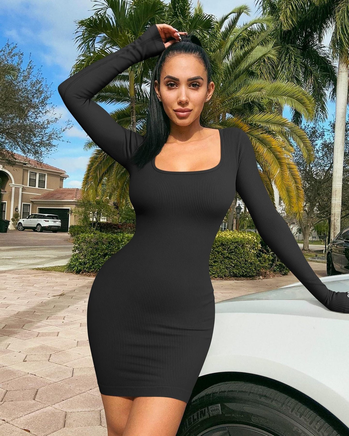 Fudus sinnliches Minikleid mit geripptem Stoff, lange Ärmel und quadratischem Ausschnitt