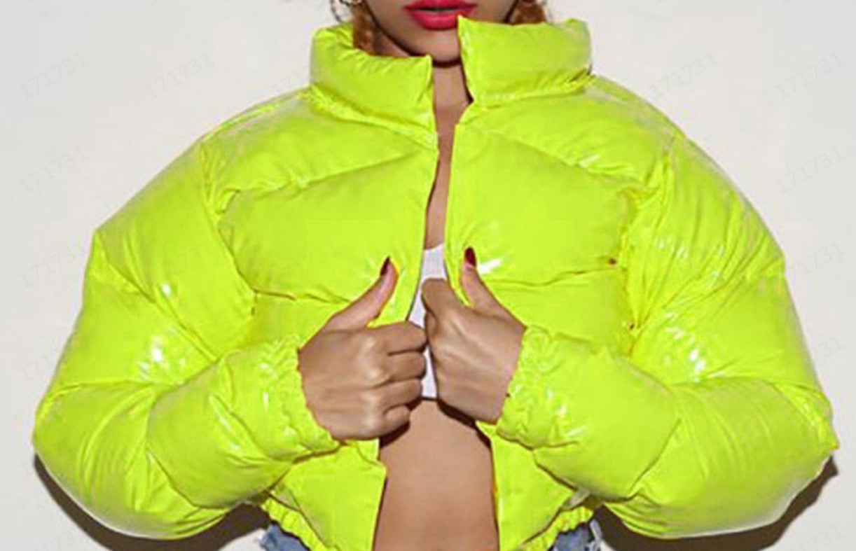 Damen modische kurze Steppjacke mit glänzendem Finish Amawinc