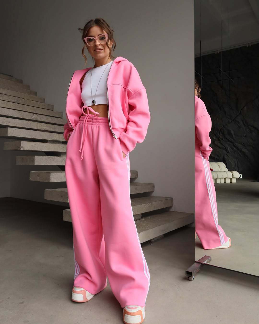 Damen Trendiges Sport-Lounge-Set mit cropped Sweatjacke und weit geschnittenen Jogginghosen Amawinc