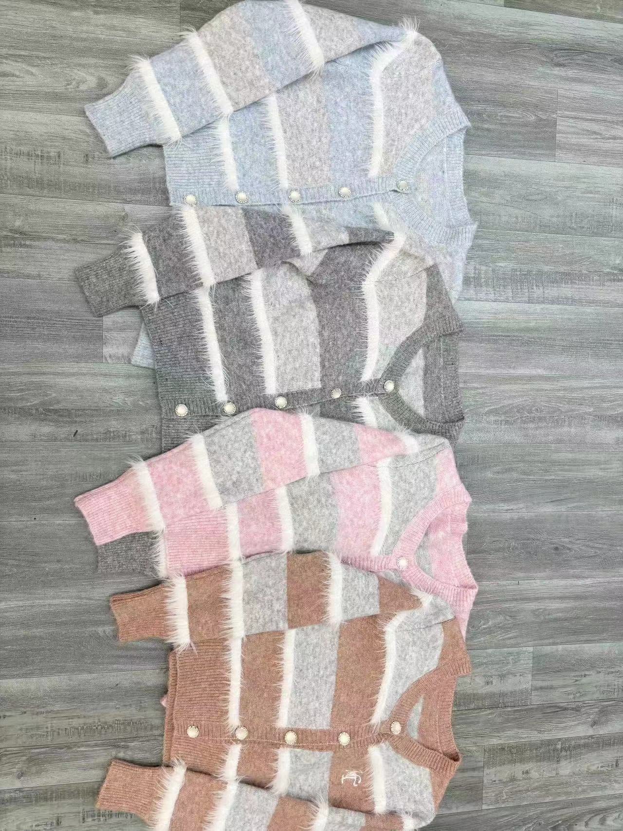 Damen Strickjacke mit breiten Streifenmuster und eleganten Knopfdetail Amawinc