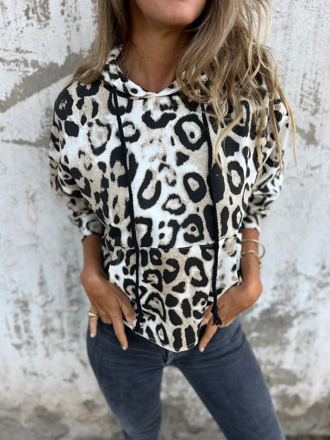 Damen Kapuzenpullover mit lässigem Leopardenmuster und praktischen Seitentaschen Amawinc