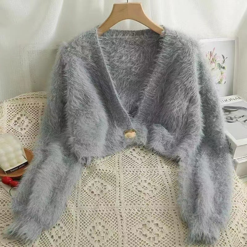 Damen Flauschige Kurzstrickjacke mit V-Ausschnitt und Knopfdetail Amawinc