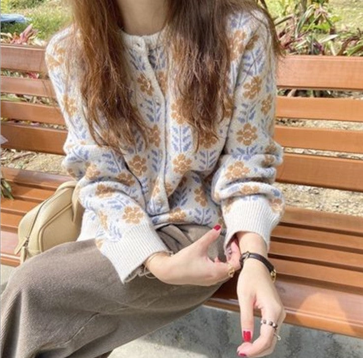 Damen Strickjacke mit floralem Muster und Knopfdetail Amawinc