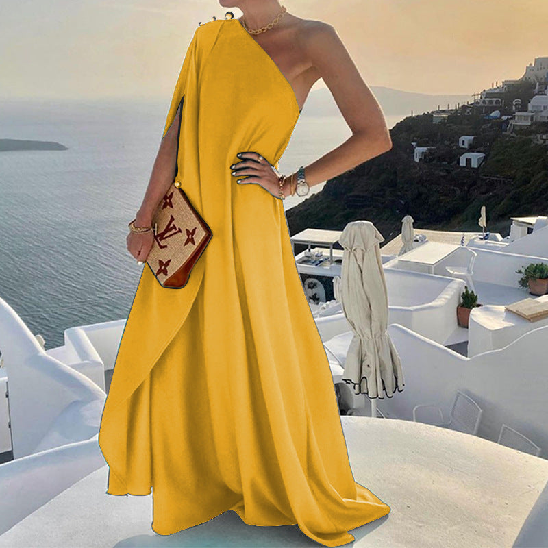 Fudus Sommerkleid: Ein schulterfreies, unifarbenes Kleid mit dezentem Stil