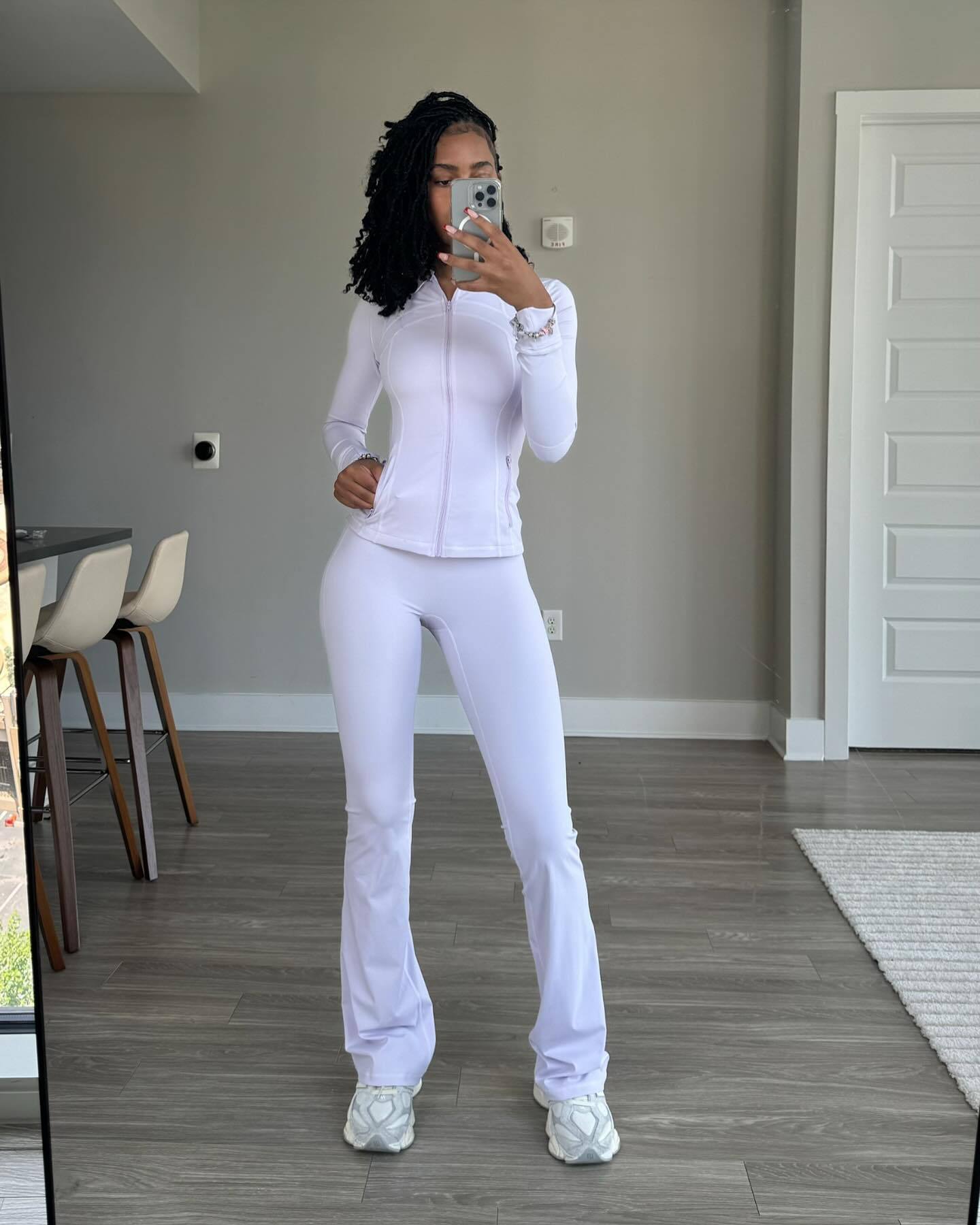 Damen Sportliches Fitness-Outfit mit enganliegendem Langarm-Oberteil und weiten Sporthosen Amawinc