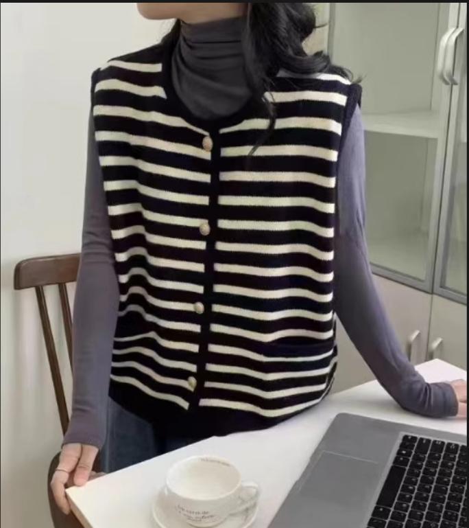 Damen modische Strickweste mit kontrastierenden Streifen und goldenen Knöpfen Amawinc
