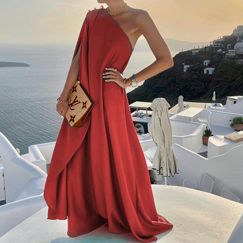 Fudus Sommerkleid: Ein schulterfreies, unifarbenes Kleid mit dezentem Stil
