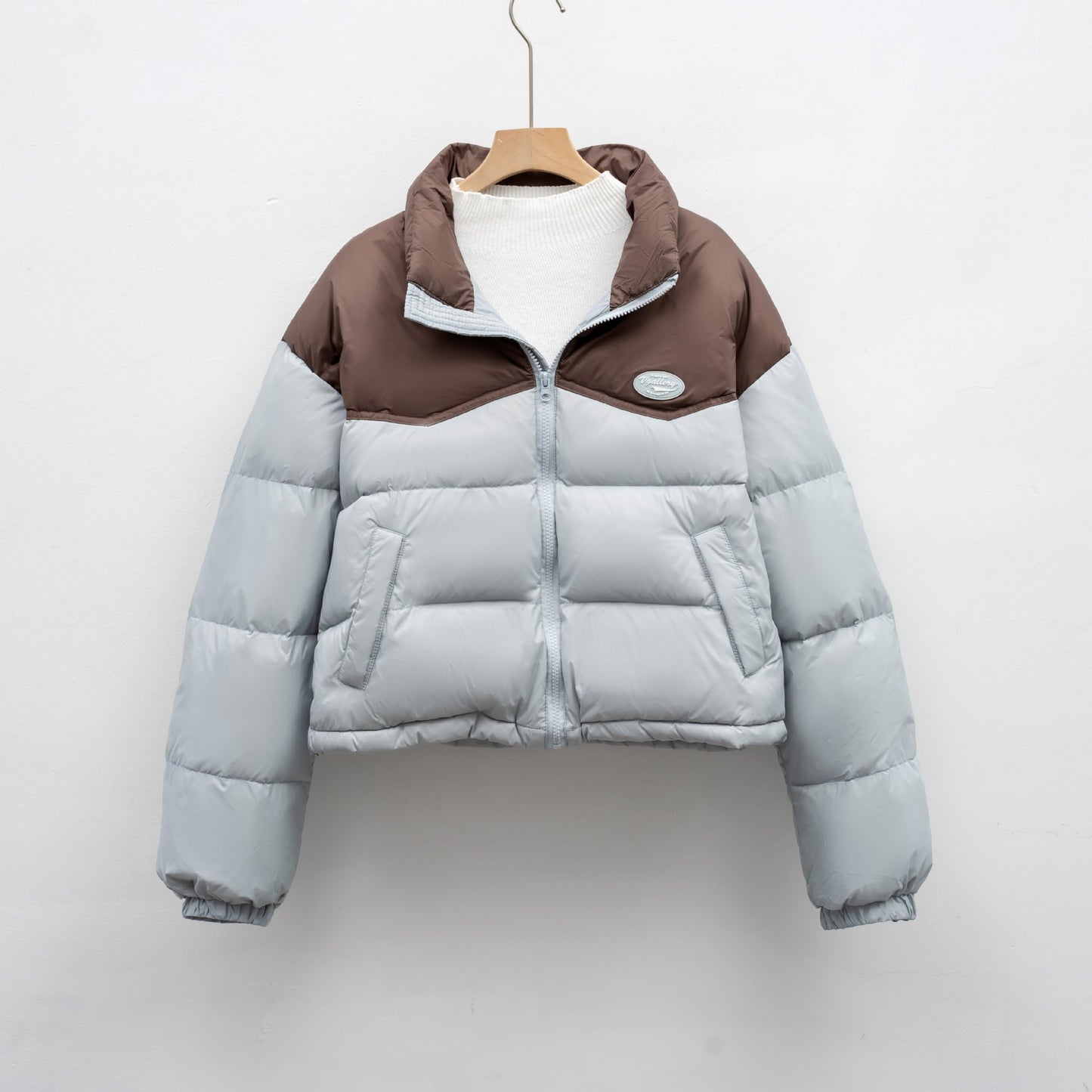 Damen modische kurz geschnittene Steppjacke mit hohem Kragen und praktischem Reißverschluss Amawinc