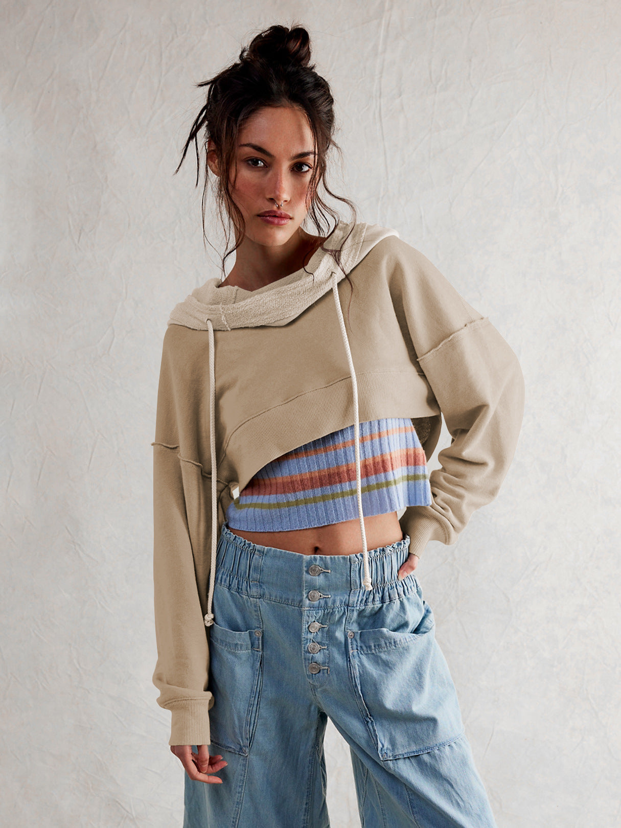 Damen cropped Sweatshirt mit lässigem Schnitt und Kängurutasche Amawinc