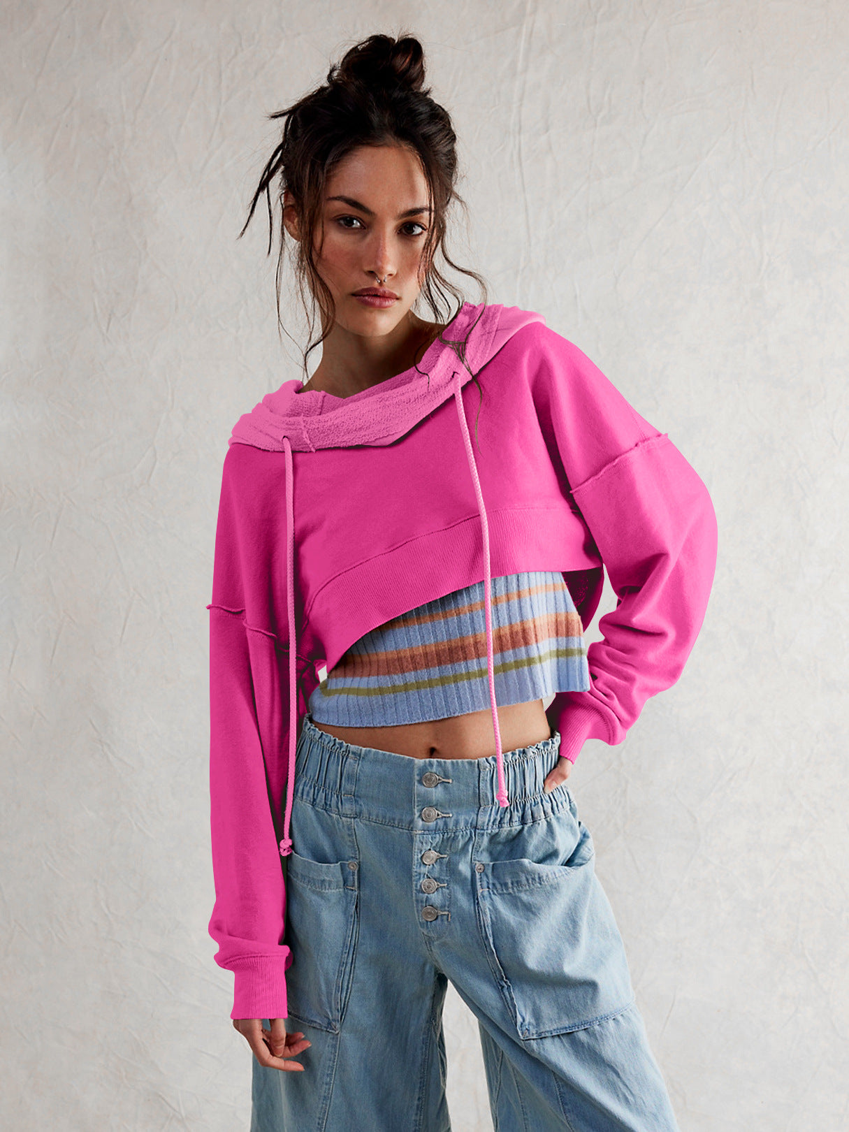 Damen cropped Sweatshirt mit lässigem Schnitt und Kängurutasche Amawinc