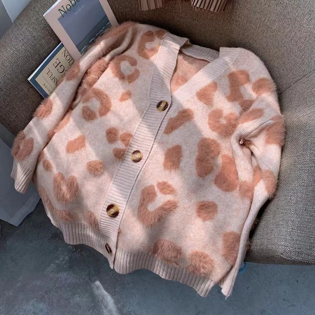 Damen Kuschelige Strickjacke mit herzförmigem Design und Knopfdetail Amawinc