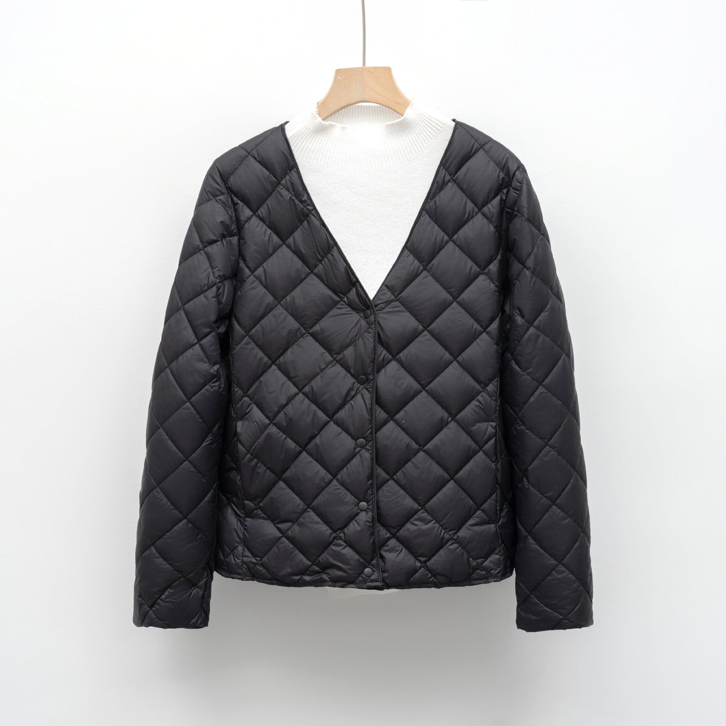 Damen gesteppte Übergangsjacke mit modernem V-Ausschnitt und knöpfbarem Verschluss Amawinc