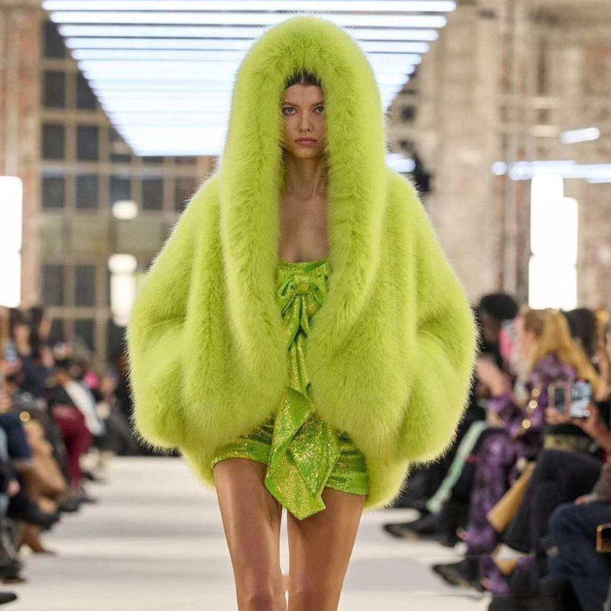 Damen oversized Kunstpelz-Jacke mit Kapuze und weiten Ärmeln Amawinc