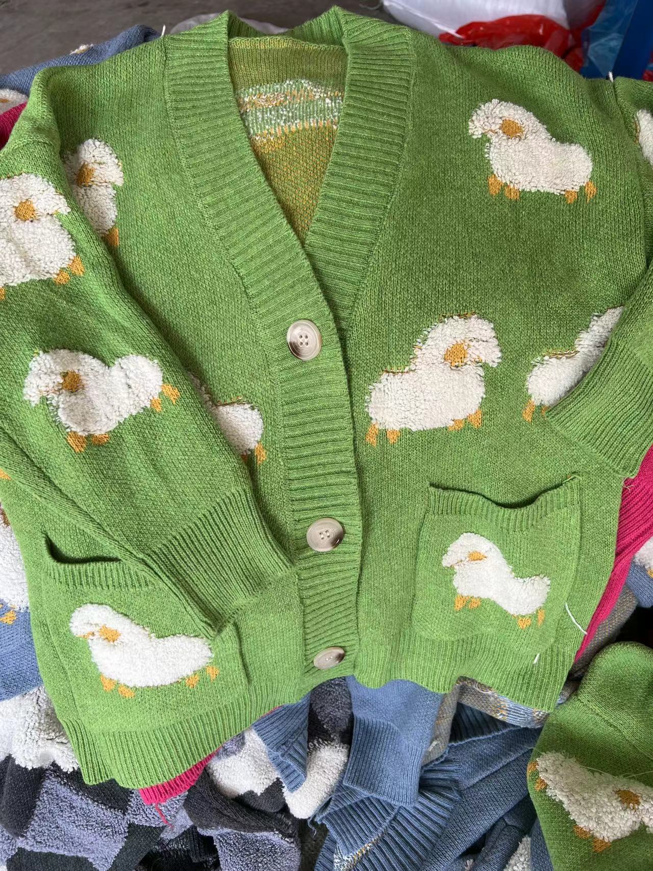 Damen Strickjacke mit verspieltem Schafmotiv und Taschen Amawinc