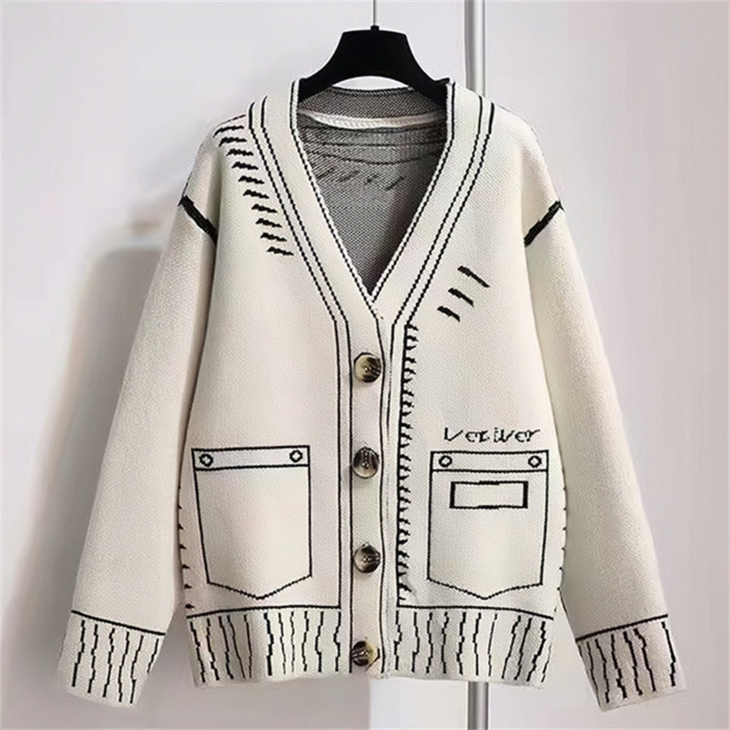 Damen Strickjacke mit einzigartigem grafischen Design und hochwertigen Knopfdetails Amawinc