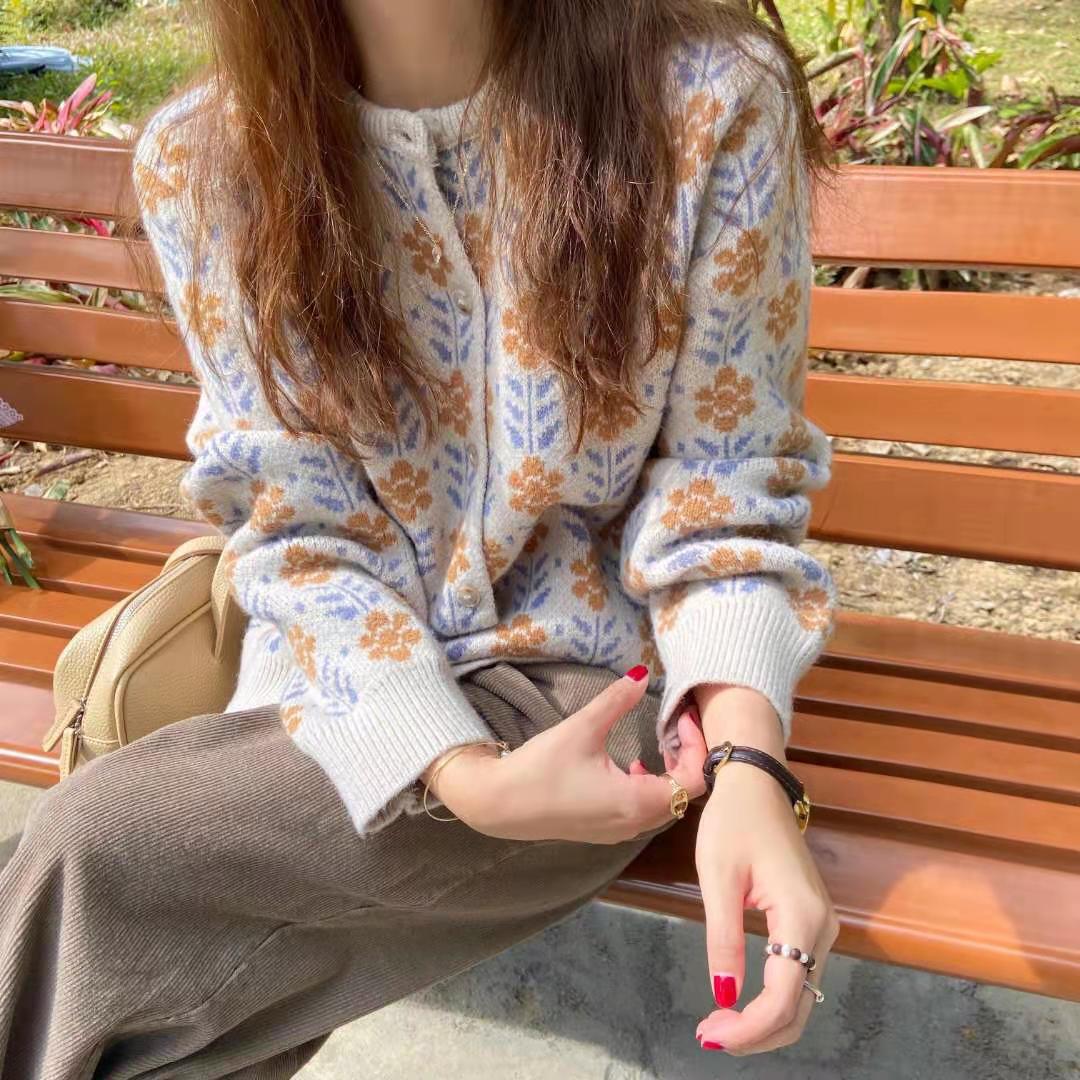 Damen Strickjacke mit floralen Muster und Knöpfen Amawinc