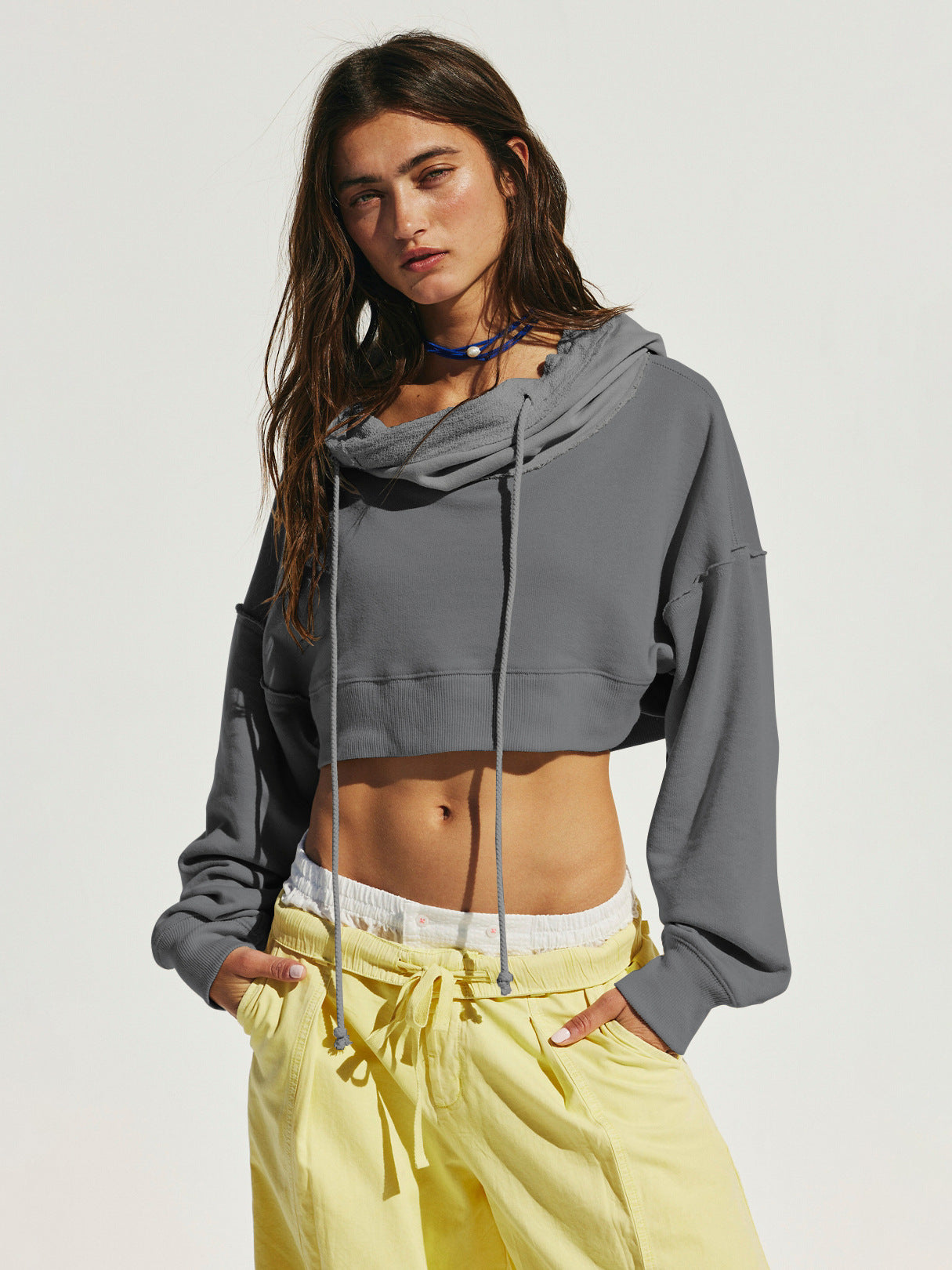 Damen cropped Sweatshirt mit lässigem Schnitt und Kängurutasche Amawinc
