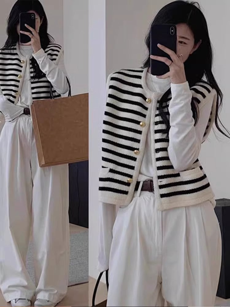 Damen modische Strickweste mit kontrastierenden Streifen und goldenen Knöpfen Amawinc