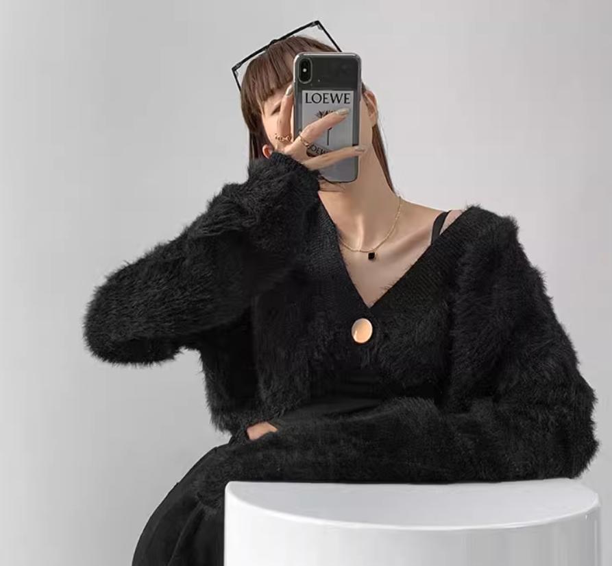 Damen cropped Strickjacke mit voluminösen Ärmeln und Knopfdetail Amawinc