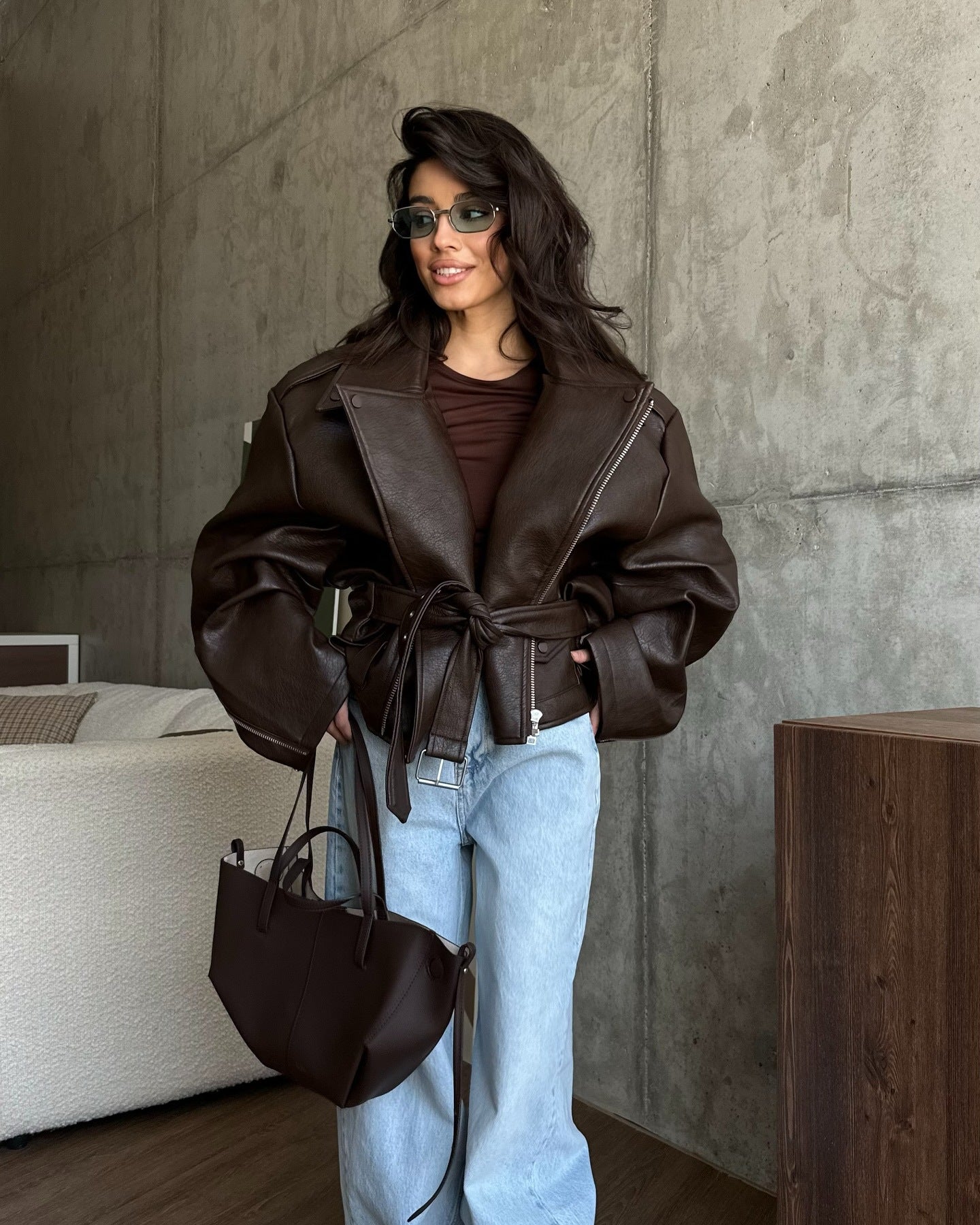 Damen elegante Kunstlederjacke mit Gürtel und übergroßen Ärmeln Amawinc