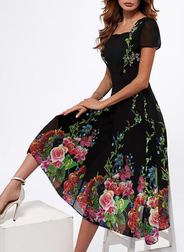 Fudus: Modisches Kurzarm-Kleid in Mehrfarben mit trendigem Print