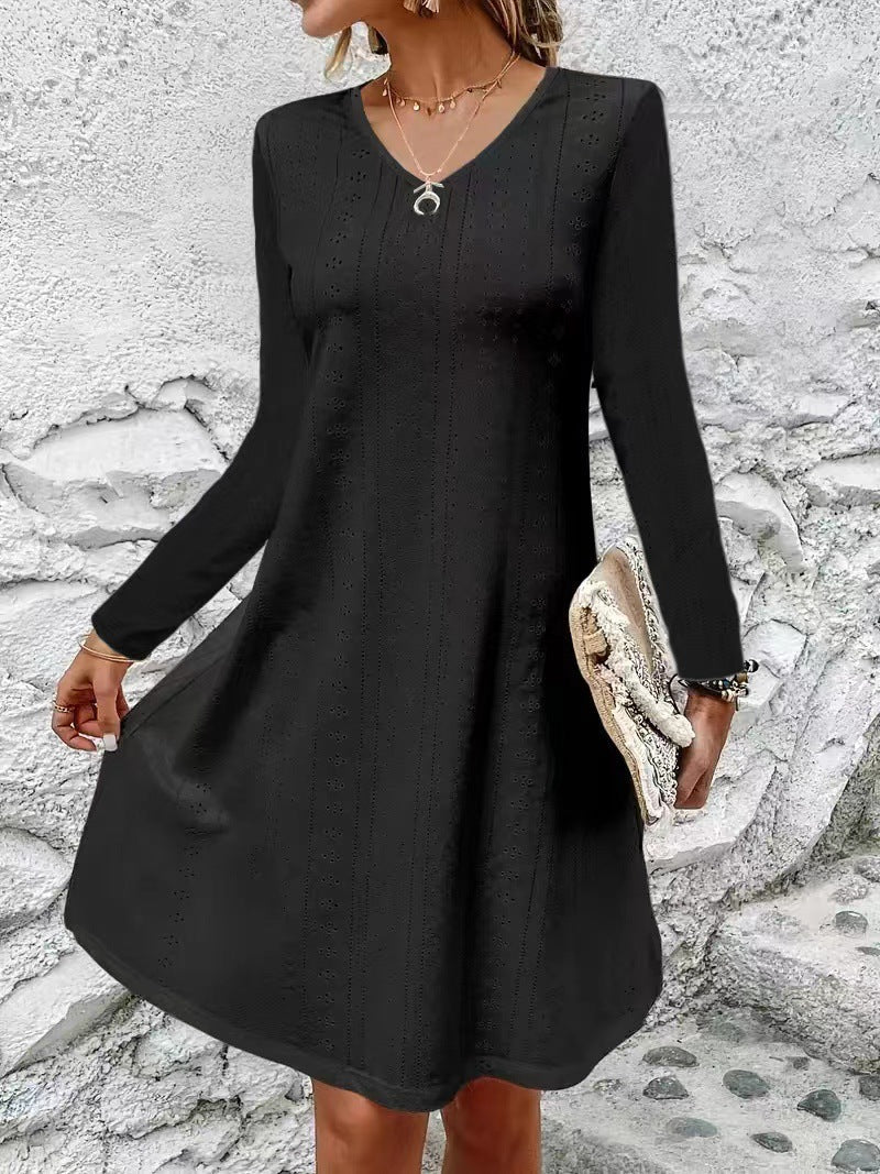 Elegantes Damenkleid von Fudus: Jacquard, V-Ausschnitt, lange Ärmel, durchbrochen gearbeitet