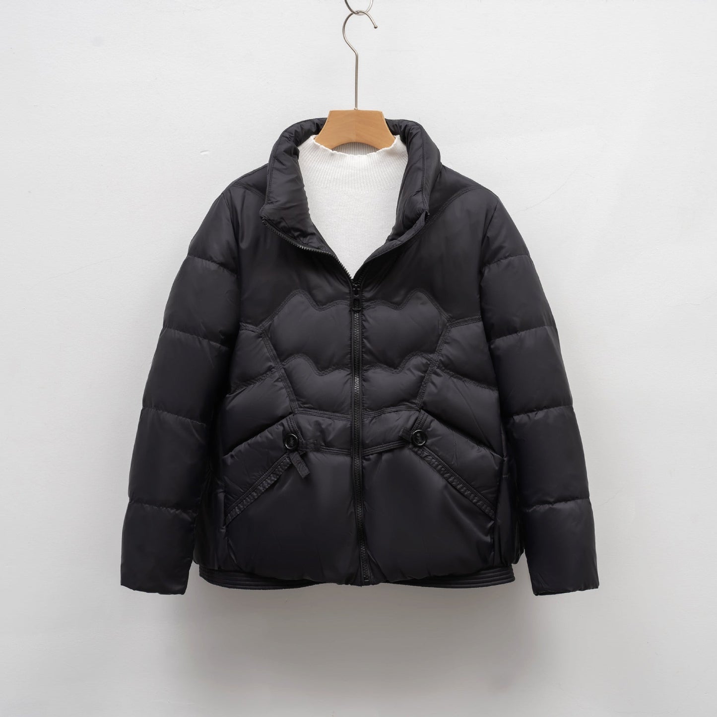 Damen Steppjacke mit dekorativen Knopfdetails und hohem Kragen Amawinc