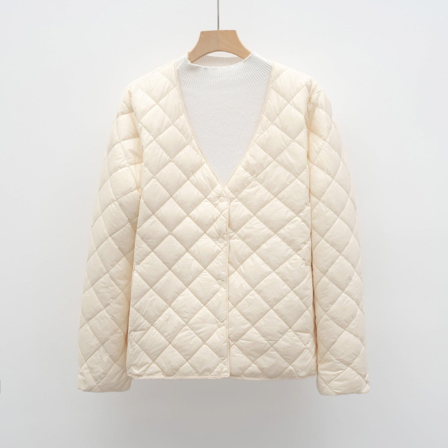 Damen gesteppte Übergangsjacke mit modernem V-Ausschnitt und knöpfbarem Verschluss Amawinc