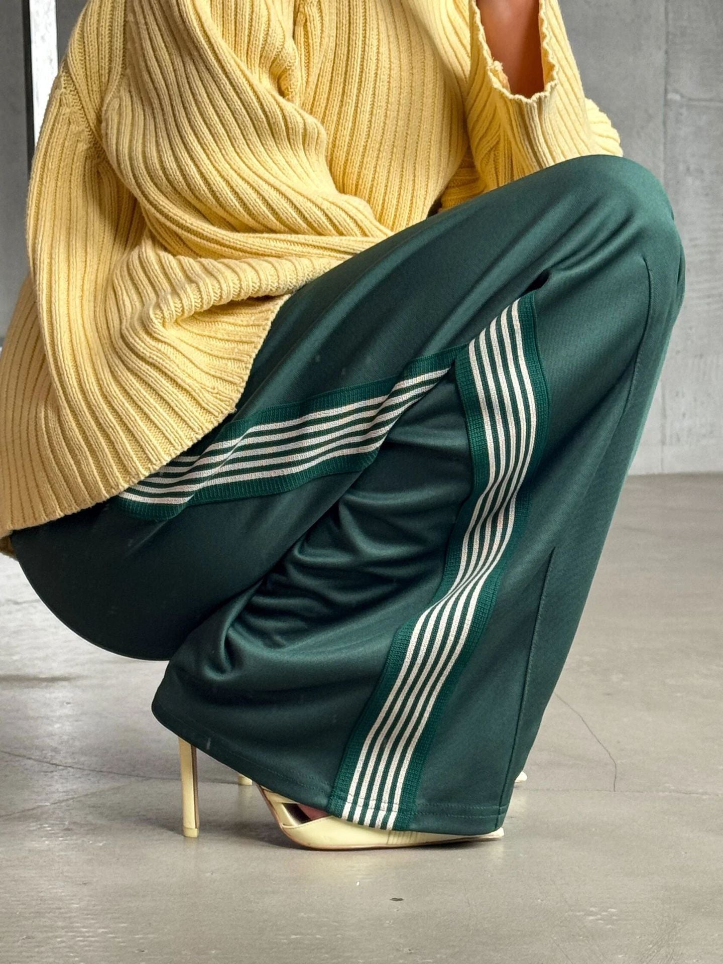 Damen weite Sporthose mit diagonalen Streifen Amawinc