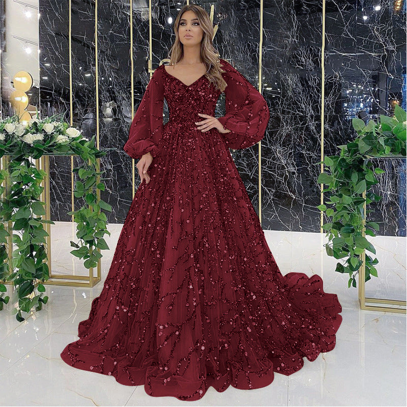 Fudus verführerisches langes Kleid im Stil einer sozialitären Königin