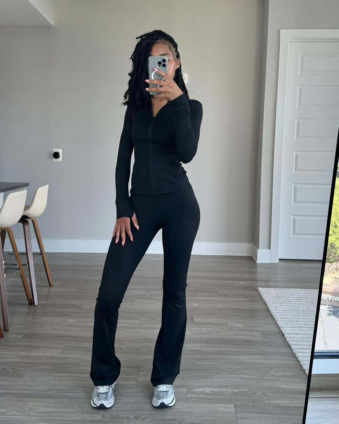 Damen Sportliches Fitness-Outfit mit enganliegendem Langarm-Oberteil und weiten Sporthosen Amawinc