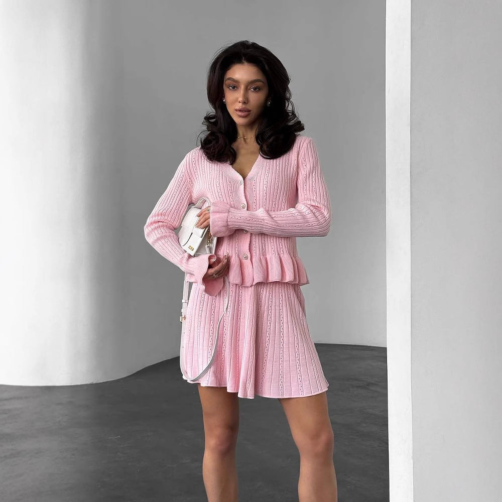 Ensemble Femme En Maille Avec Haut À Encolure V Boutonné Et Jupe Mini Évasée À Côtes