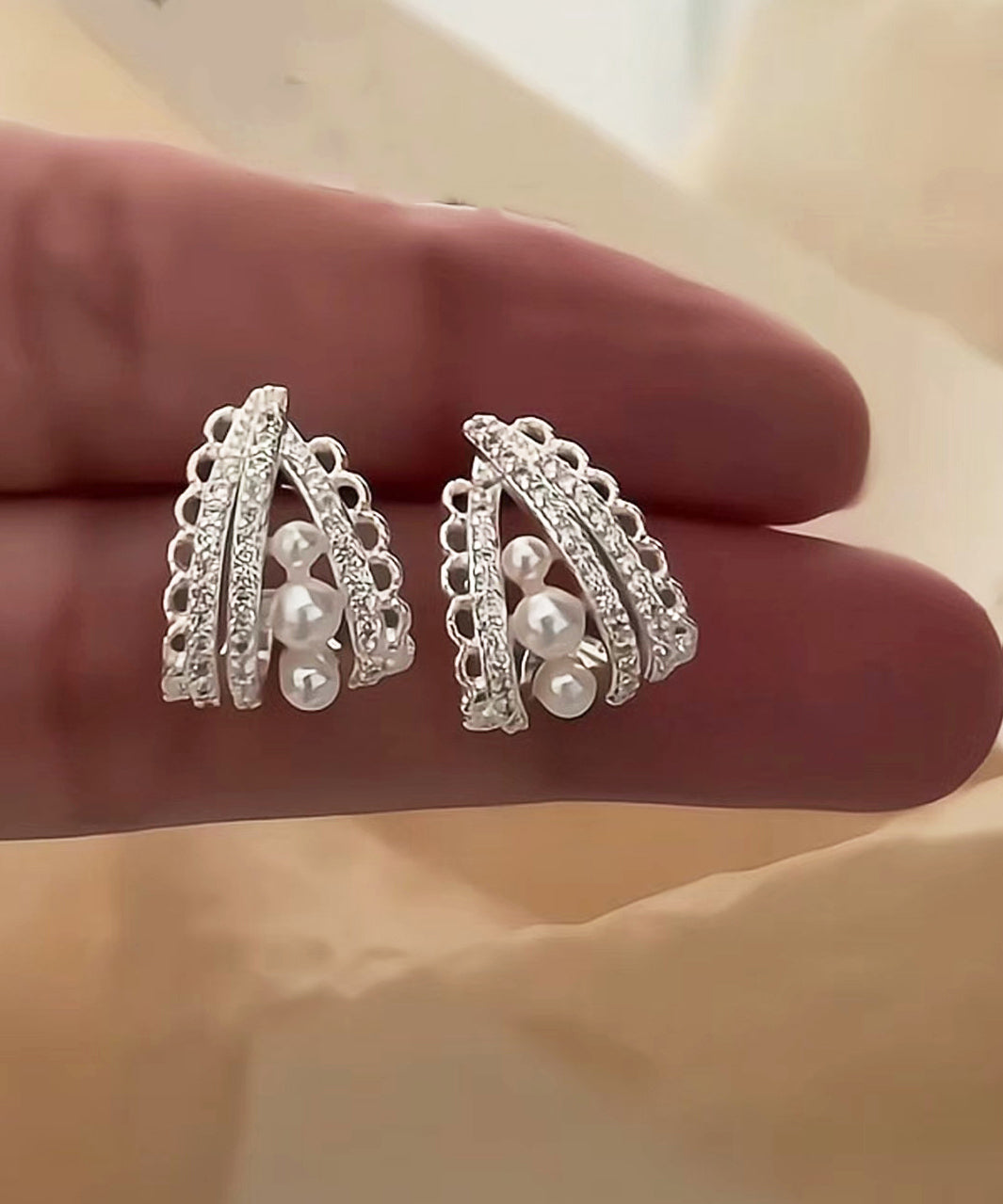 Boucles d'oreilles créoles ajourées en soie et cuivre, design original, avec perles - Amawinc