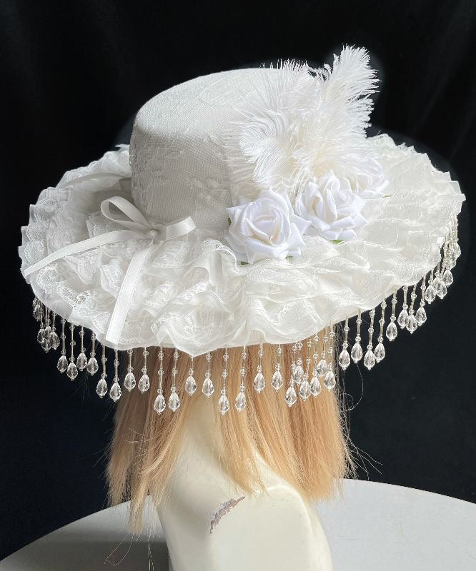 Chapeau cloche original en dentelle et plumes avec pompons et perles de rose blanche - Amawinc