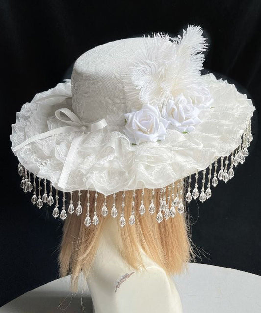 Chapeau cloche original en dentelle et plumes avec pompons et perles de rose blanche - Amawinc