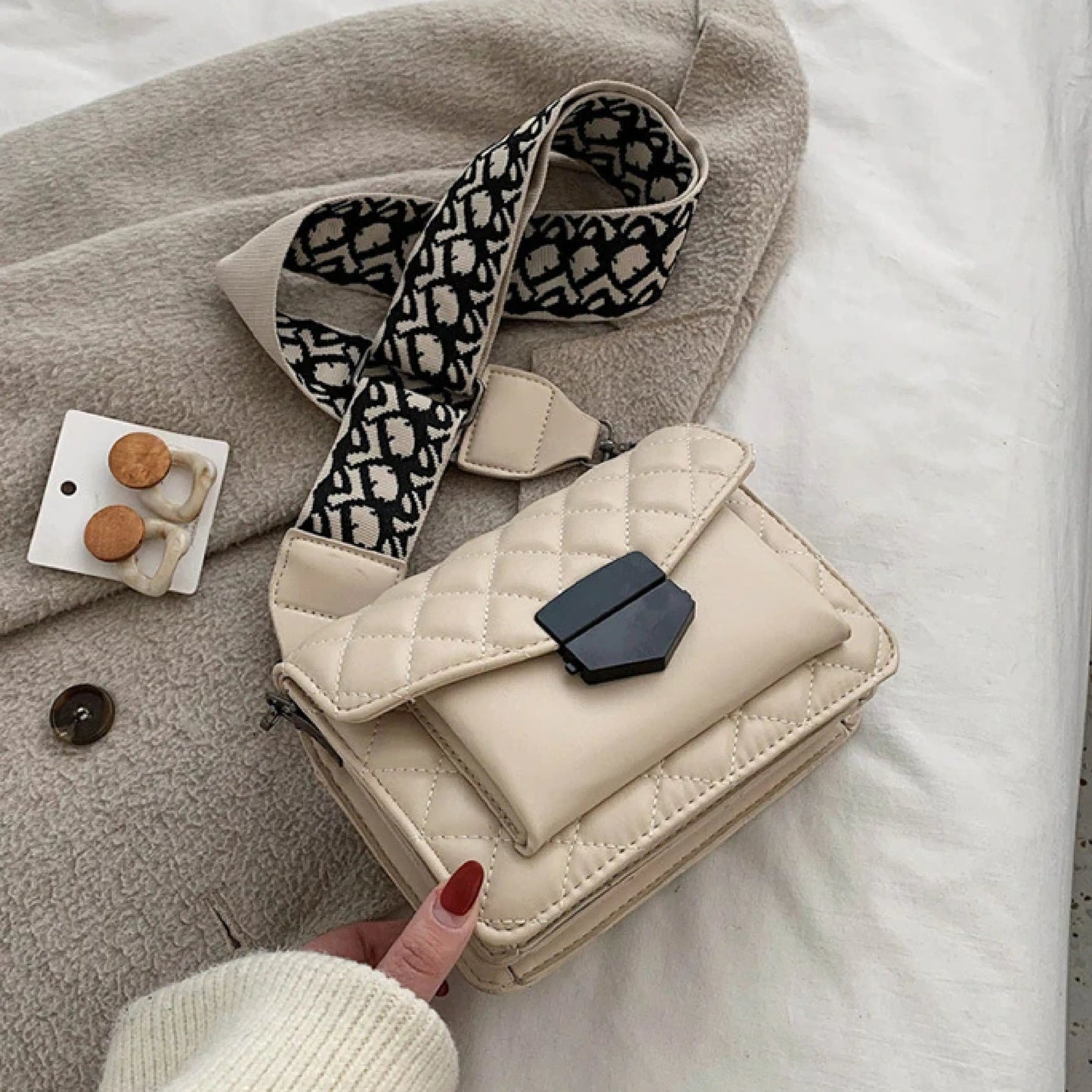 Amawinc Kathryn Sac Bandoulière en Cuir Vegan Matelassé Indispensable au Quotidien avec Bandoulière Réglable