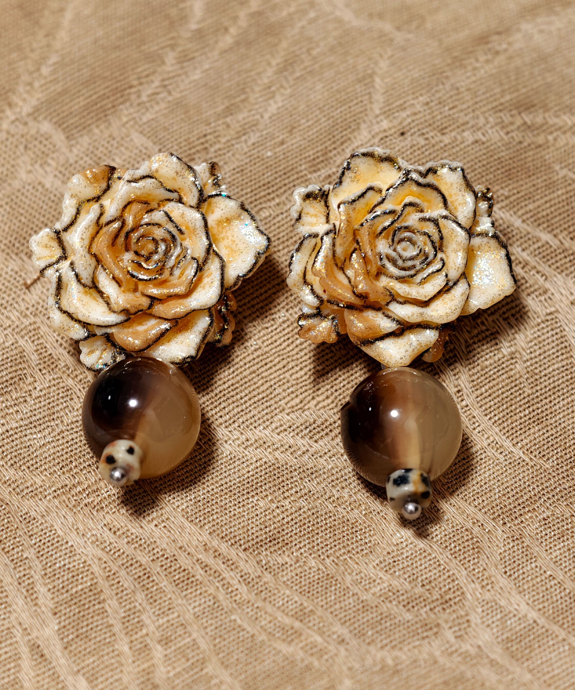 Boucles d'oreilles pendantes rétro en résine et alliage marron à motif floral - Amawinc