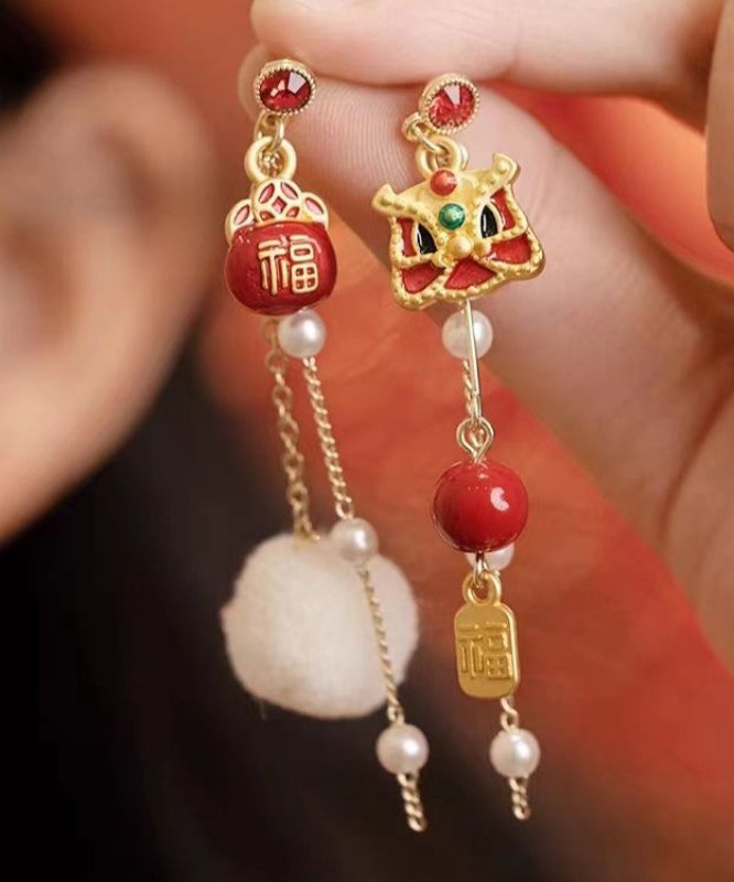 Boucles d'oreilles pendantes asymétriques en cuivre rouge rétro avec perles et chat porte-bonheur en forme de danse du lion et nuages ​​de bon augure - Amawinc