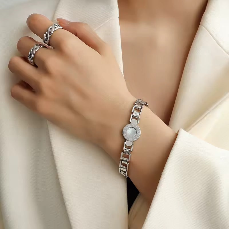 Bracelet Roma Halo Titane Plaqué Or Longueur 17,5 cm Face Rond Centrée sur Perle Motifs Romains Carrés Texturés Dorés
