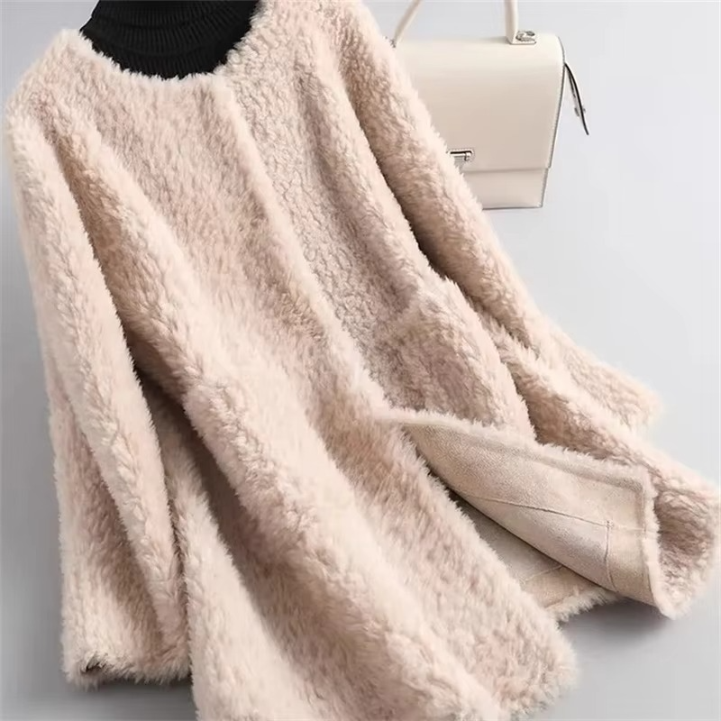 Manteau Cardigan Femme Mi-Long En Fausse Fourrure D’Agneau Peluche Hiver 2025 Pour Une Élégance Quotidienne