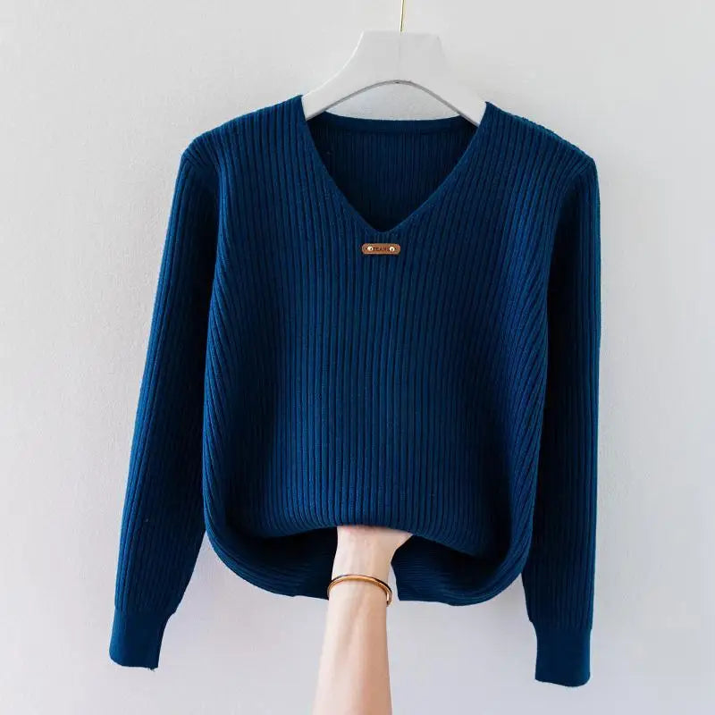 Pull Côtelé Slim en Maille Légère avec Col en V et Détail Charm Minimaliste pour Style Quotidien