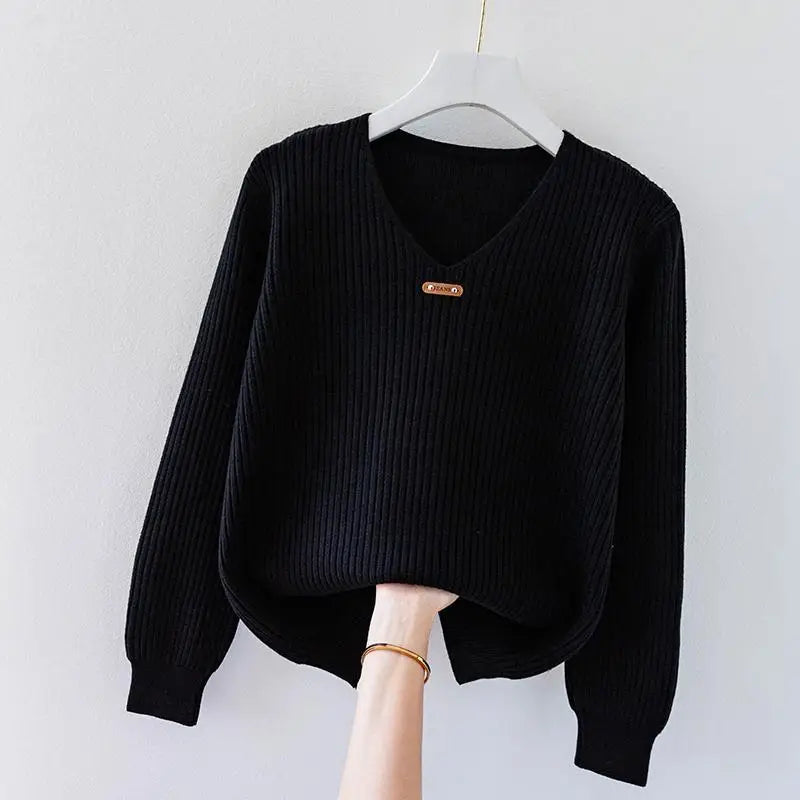 Pull Côtelé Slim en Maille Légère avec Col en V et Détail Charm Minimaliste pour Style Quotidien