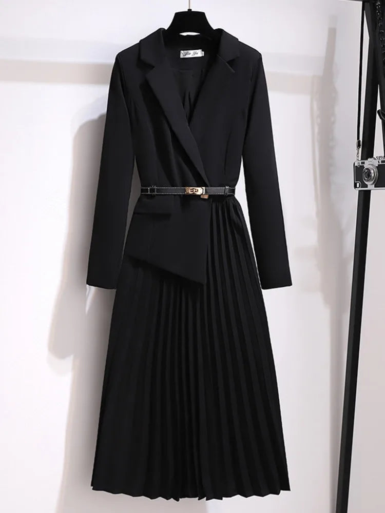 Elisabeth: Blazerkleid mit Plissee und Gürtel