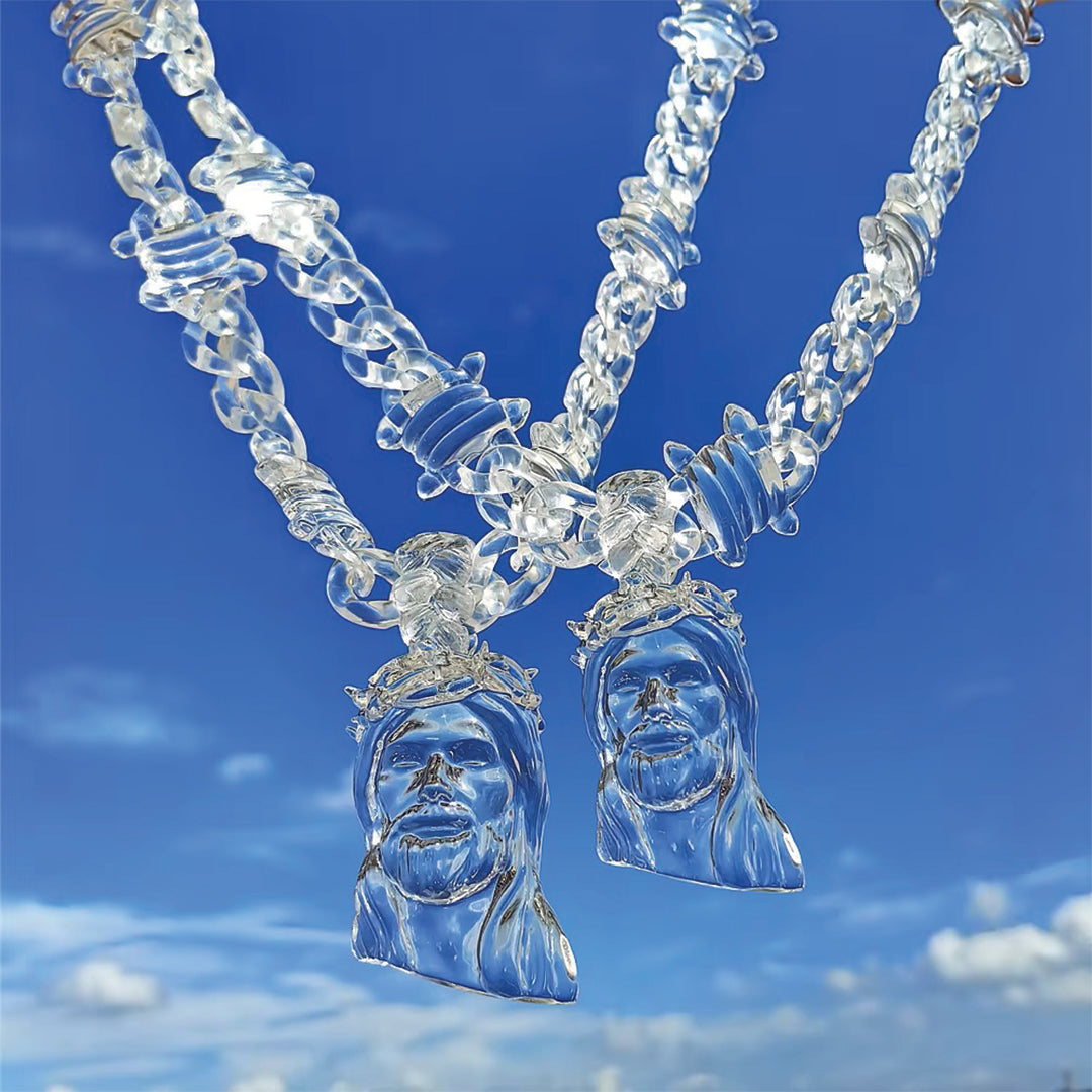 Pendentif Jésus Clair En Acrylique Sur Chaîne Barbelée Deux Tailles Disponibles Maintenant